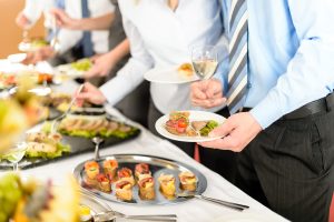 Buffet d'entreprise avec bouchées en apéritif et coupe de champagne