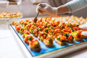 Traiteur préparant les bouchées en apéritifs