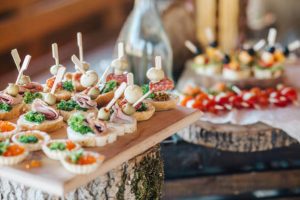 Different apéritifs arranger sur un buffet